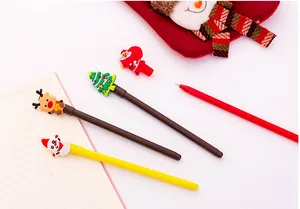 Nahaufnahme von Weihnachts-Gelschreibern mit Comic-Figuren auf einem Notizheft