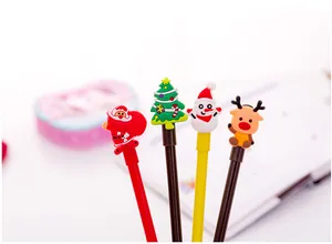 Nahaufnahme von vier Weihnachts-Gelschreibern mit Weihnachtsmann- und Schneemann-Motiven