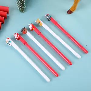 Détail de six stylos gel de Noël avec figurines 3D festives en silicone sur fond bleu clair