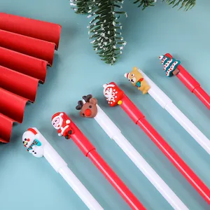 Vue détaillée de six stylos de Noël avec des figurines de dessins animés sur fond bleu clair