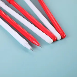 Vue détaillée des stylos neutres de Noël rouges et blancs avec des pointes fines