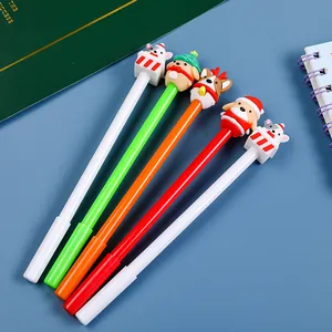 Gros plan de 5 stylos de Noël avec figurines 3D mignonnes sur fond bleu clair
