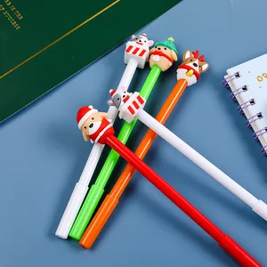 Détail de stylos de Noël avec figurines 3D en silicone et motifs festifs sur fond bleu