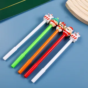Vue détaillée de stylos de Noël avec figurines de renne et de chat festif