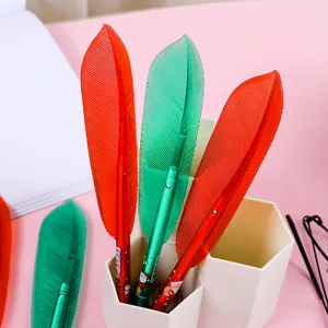 Vue détaillée des stylos de Noël en forme de plume avec texture de feuille translucide