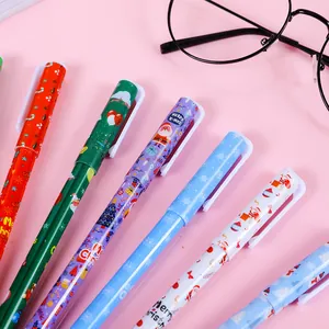 Detailansicht von Weihnachts-Gelschreibern mit festlichem Muster auf rosa Hintergrund