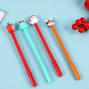 Détail de quatre stylos gel de Noël avec des embouts en silicone en forme de cartoon