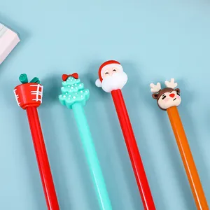 Détail de stylos gel de Noël avec figurines de Père Noël, renne et sapin en caoutchouc souple