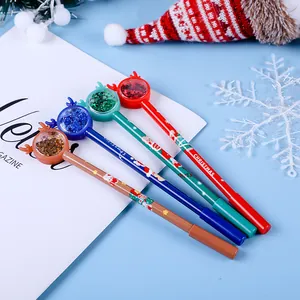 Detail von Weihnachts-Rentierstiften mit Glitzerscheiben und festlichen Motiven