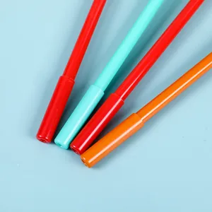 Gros plan de stylos gel en plastique mat rouge, cyan et orange sur fond bleu clair