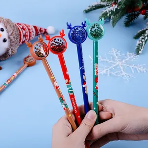 Nahaufnahme von Weihnachts-Rentierstiften mit Pailletten-Kugeln und festlichen Motiven