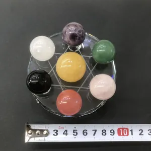 Detail von sieben Naturkristallkugeln auf Glassockel mit Markierung der Abmessungen