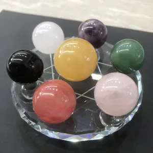Sieben Sterne Kristallkugel Set mit polierten Edelsteinen auf einer Glasbasis