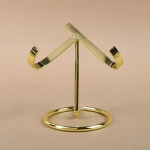 Supporto minimalista in metallo dorato per cristalli e minerali con finitura lucida
