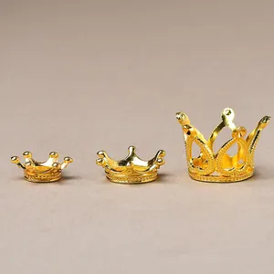 Trois bases en couronne dorée pour boules de cristal avec détails de texture perlée