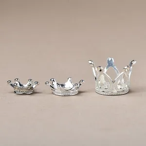 Vue détaillée de trois mini supports de couronne en argent pour boules de cristal et bijoux