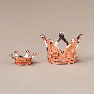 Détail de deux supports de couronne en or rose avec motifs de cœur ajourés élégants
