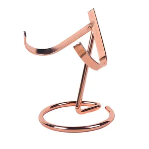 Elegante supporto in metallo oro rosa per cristalli e minerali con finitura a specchio
