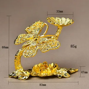 Detail van gouden holle vlinder metalen ornament met afmetingen 68mm bij 83mm