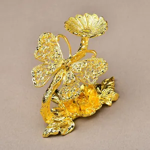 Elegante gouden holle vlinder metalen standaard met verfijnde filigraan bloemenbasis