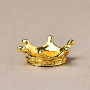 Support mini couronne dorée pour boule de cristal avec base texturée et fini métallique