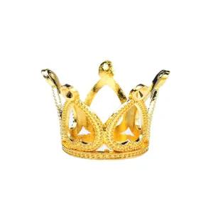 Support mini couronne dorée avec motifs cœurs pour boules de cristal et pierres