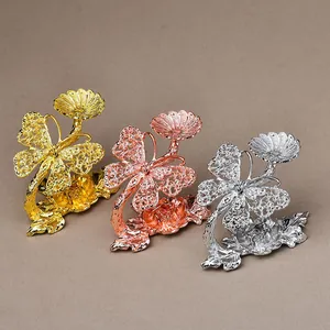 Elegante holle vlinder metalen decoratiestandaards in goud, roségoud en zilveren kleuren