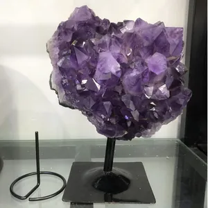 Détail macro d'un grand cristal d'améthyste violette sur un support en fer noir