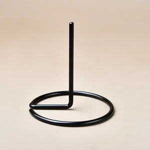 Support de présentation minimaliste en métal noir avec base ronde et montant