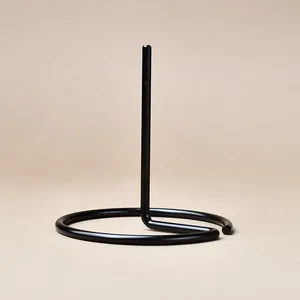 Support minimaliste en métal noir mat avec base ronde pour spécimens de cristaux