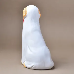 Weihnachts-Hundefigur aus Harz im Geisterkostüm mit goldenen Pfoten und weißem Umhang