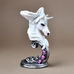 Statuetta Unicorno in Resina Fantasy Con Base in Argento Antico Strass Viola Ornamento da Tavolo Decorativo Statua Dipinta a Mano
