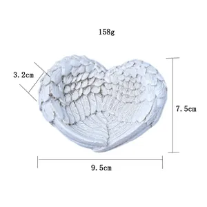 Vue détaillée du plateau cœur ailes d'ange en résine blanche avec texture plume, 158g