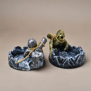 Cendrier gorille artistique en résine avec chaîne dorée et finition texture de roche