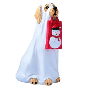 Golden Retriever Geist Figur mit weißem Umhang und einem Schneemann Geschenksack