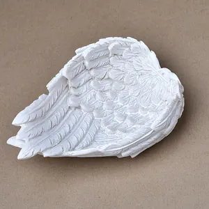 Vue détaillée du plateau aile d'ange en résine blanche avec texture plume sculptée