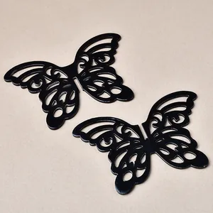 Zwei schwarze hohle Schmetterlings-Ornamente aus Eisen als Kristallkugel-Ständer