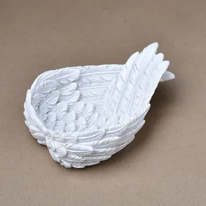 Vue macro des ailes d'ange en résine blanche avec texture de plumes pour la décoration