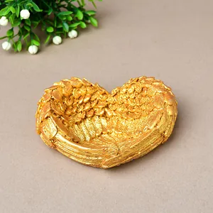 Ornement ailes d'ange en résine dorée en forme de cœur avec texture de plumes
