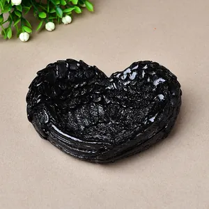 Plateau en résine noir en forme de cœur avec textures d'ailes d'ange pour la décoration