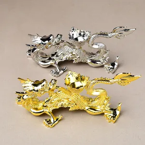 Détails de sculptures de dragon en or et argent montrant les écailles et le support