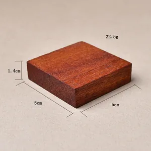 Makroaufnahme der 5x5cm Massivholz-Displaybasis mit rotbrauner natürlicher Holzmaserung