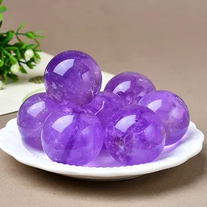 Natuurlijke paarse amethist kristallen bollen op witte schaal voor decoratie