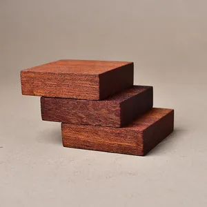 Massivholz-Displayständer mit Palisander-Finish und natürlicher Maserung für Steine