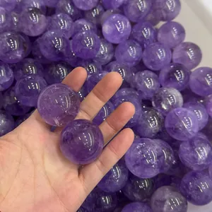 Detailopname van natuurlijke paarse amethist bollen met unieke interne kristalstructuren
