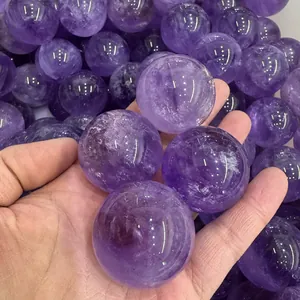 Macro-opname van natuurlijke amethist bollen met authentieke paarse kristaltexturen
