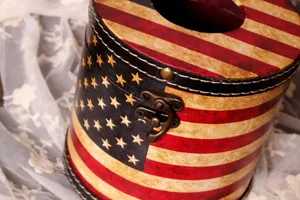 Détail de la boîte à mouchoirs vintage drapeau américain en cuir avec fermoir métal
