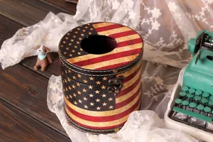 Détail d'une boîte à mouchoirs ronde vintage drapeau britannique avec boucle en métal rustique