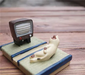 Miniatuur retro TV en kat op tatami hars figuur voor zen bureau decoratie