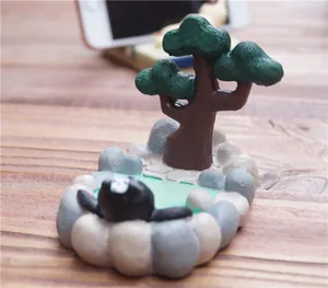 Detail van No-Face beeldje in een hars miniatuur warmwaterbron scène met een pijnboom